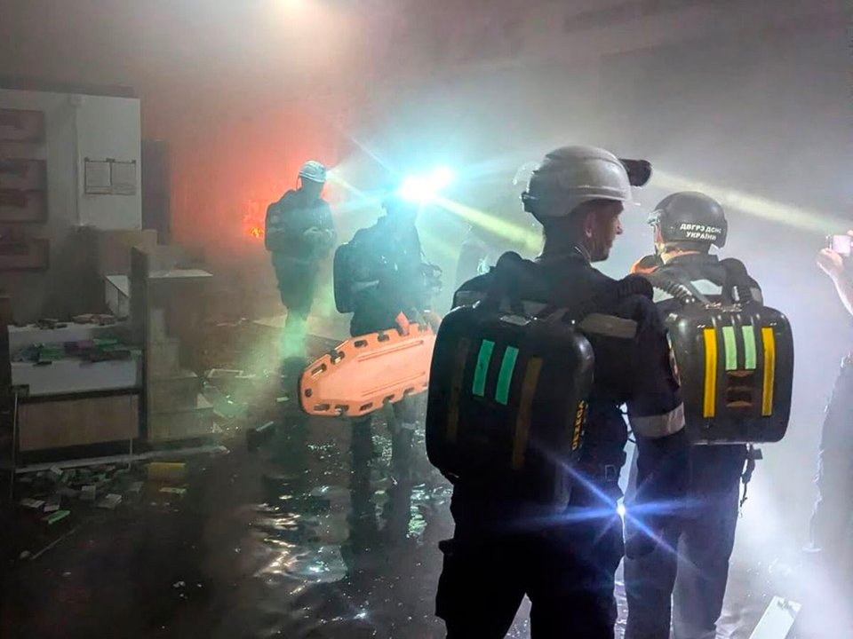 Bomberos y rescatistas trabajan entre los escombros del centro comercial atacado en Krivói Rog, Ucrania