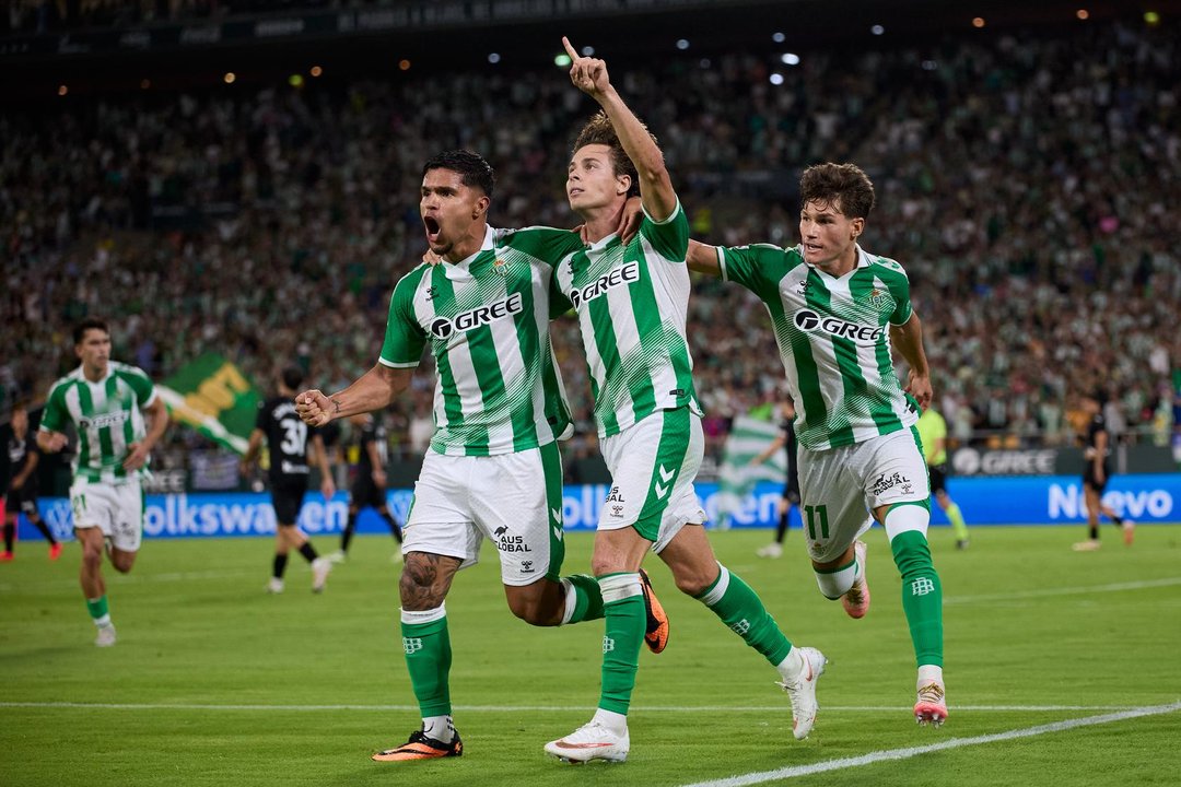 Jugadores del Real Betis celebran un gol ante la Real Sociedad en La Liga