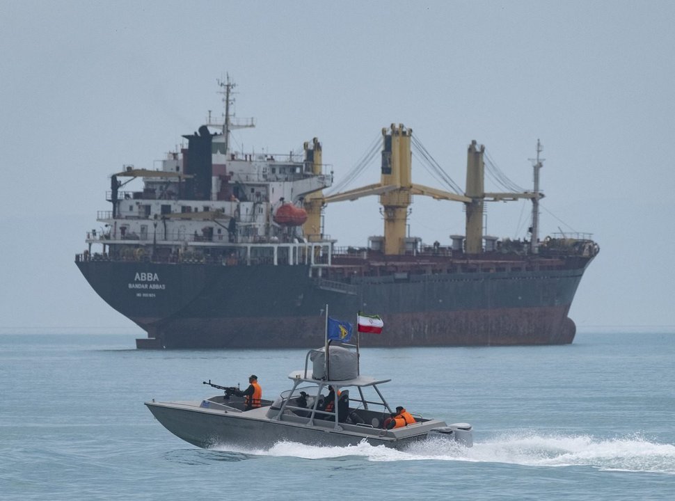 Buques petroleros navegando cerca del estrecho de Ormuz