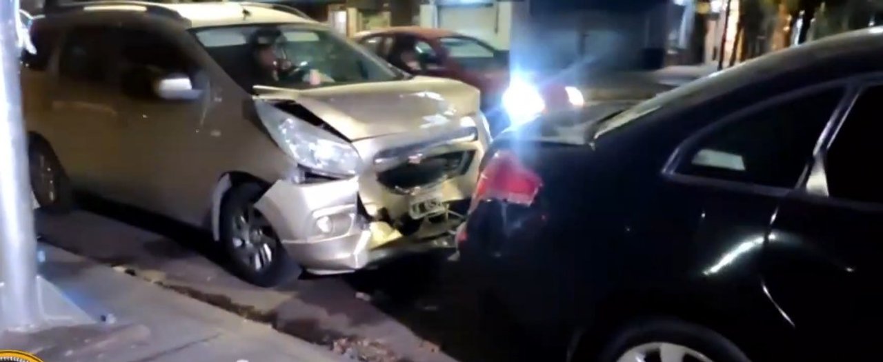 Mataderos: iba alcoholizado y chocó contra autos estacionados