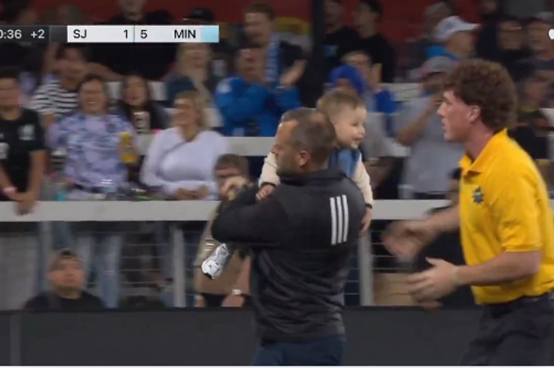 Un bebé invadió la cancha en pleno partido de la MLS y obligó a interrumpir el juego