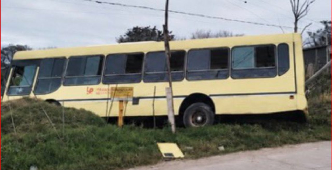 Horror en Tucumán: subió a un colectivo, atacó al chofer con un arma blanca y quedó grabado