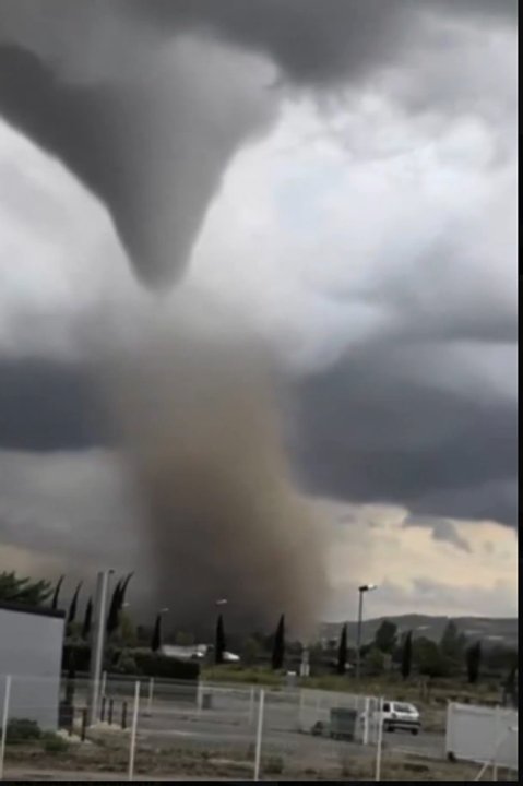 Daños causados por un tornado en la comuna de Pomas, sur de Francia