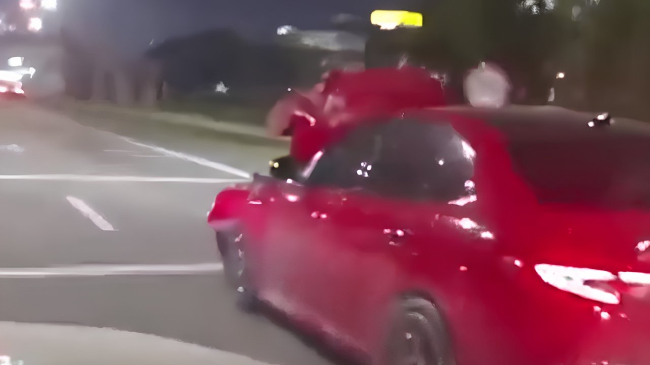 Video: circuló con el capot levantado en plena Panamericana y quedó grabado