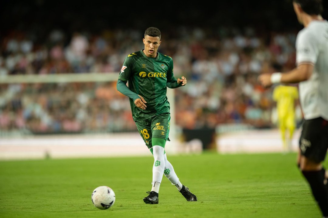 Real Betis celebra el triunfo como visitante ante Valencia en Mestalla