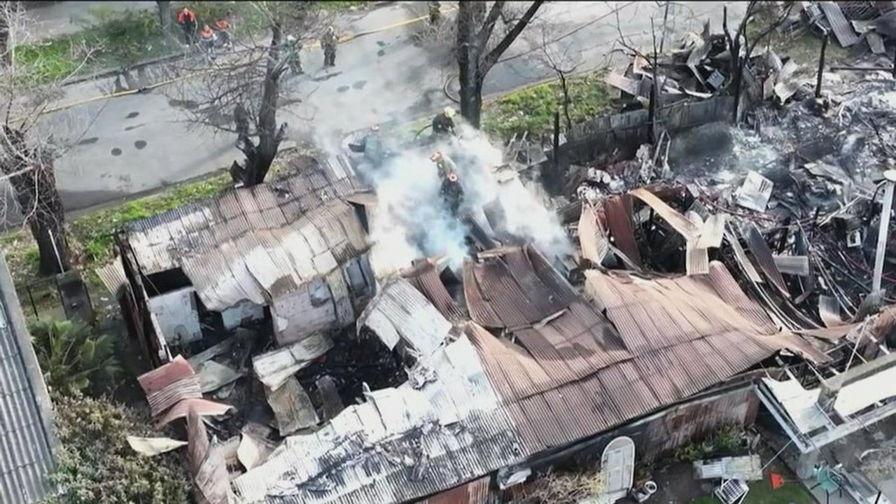 Se incendió un depósito de maderas en Morón y dos familias resultaron afectadas