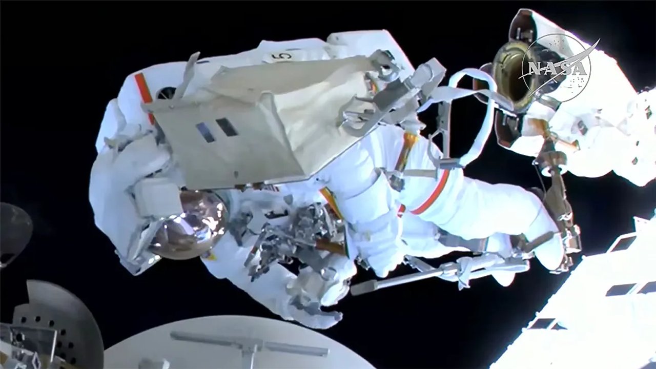 Astronautas de la NASA y la ESA instalaron una antena de alta velocidad Espacio - Tierra