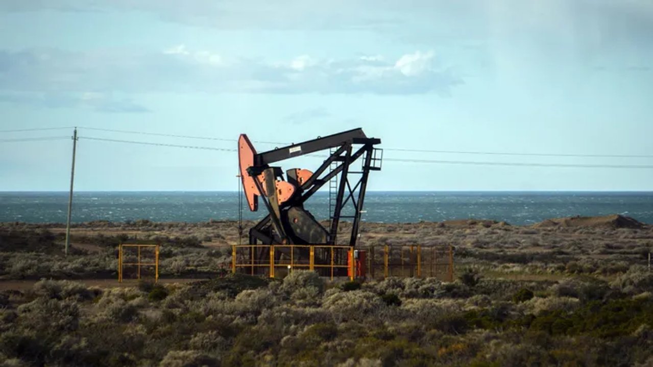 Paro general petrolero en Santa Cruz: el gremio paralizó los yacimientos en reclamo por despidos y recortes