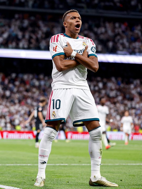 Kylian Mbappé celebra uno de sus goles con la camiseta del Real Madrid en el Santiago Bernabéu