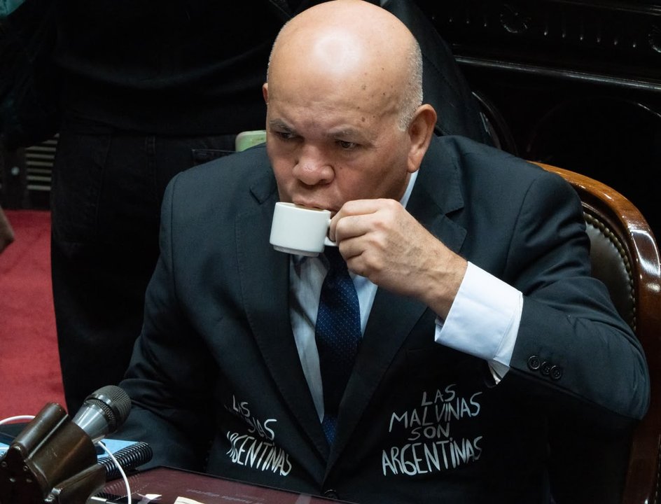 El diputado Leiva sorprendió con su saco bordado con la leyenda “Las Malvinas son argentinas”