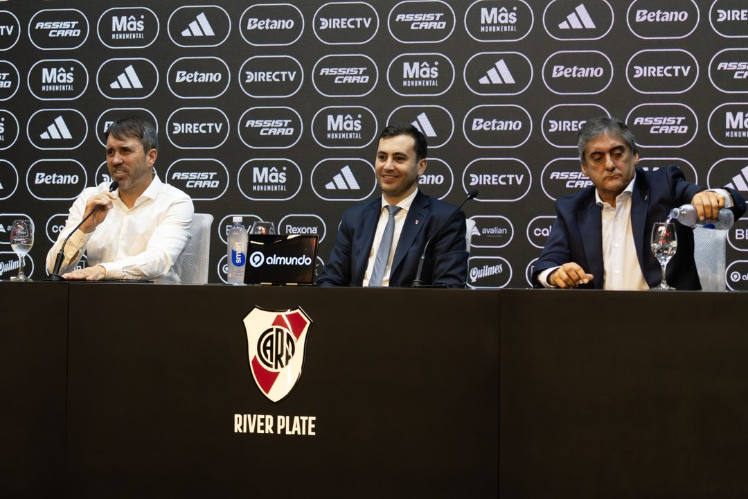 Eduardo Coudet en el estadio Monumental durante un partido de River