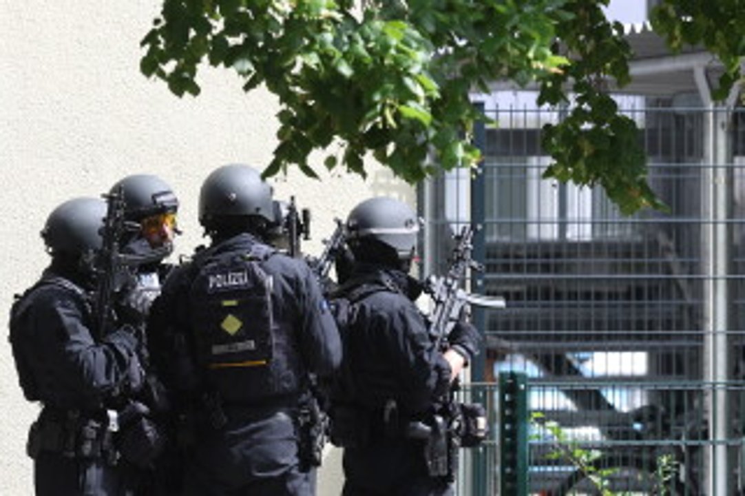Patrullero y cinta policial en operativo en Alemania