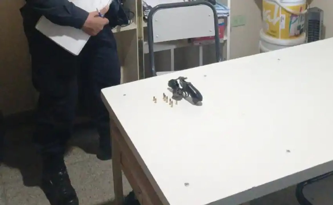 Móvil policial frente a una escuela en Tucumán