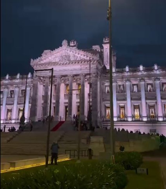 Entre paseos de comida, música y más de setecientos metros de fila: Uruguay despide a Rubén Rada