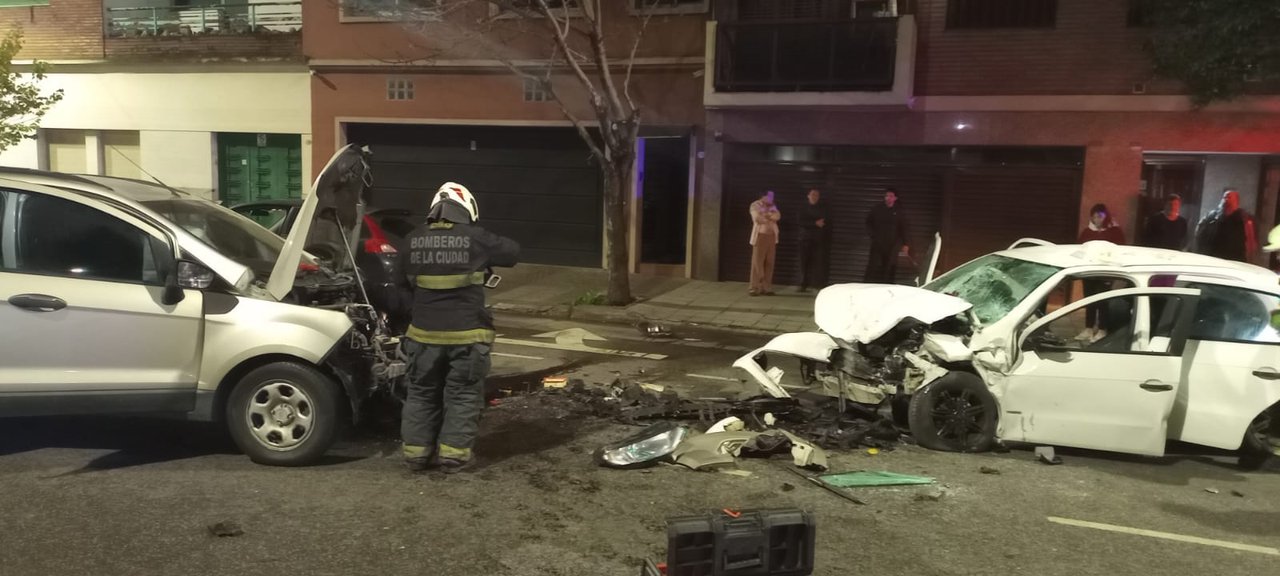 Operativo de emergencia tras choque frontal en Coghlan