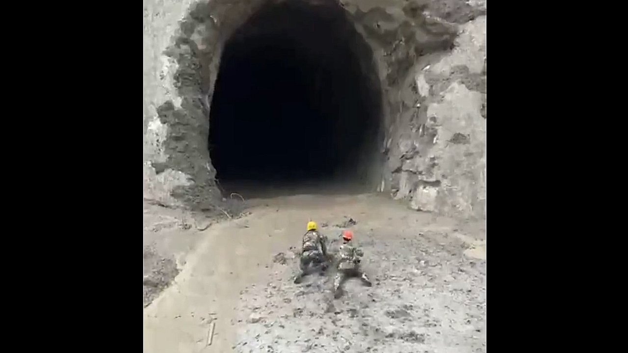 Rescate en helicóptero de personas atrapadas en un túnel en Nepal