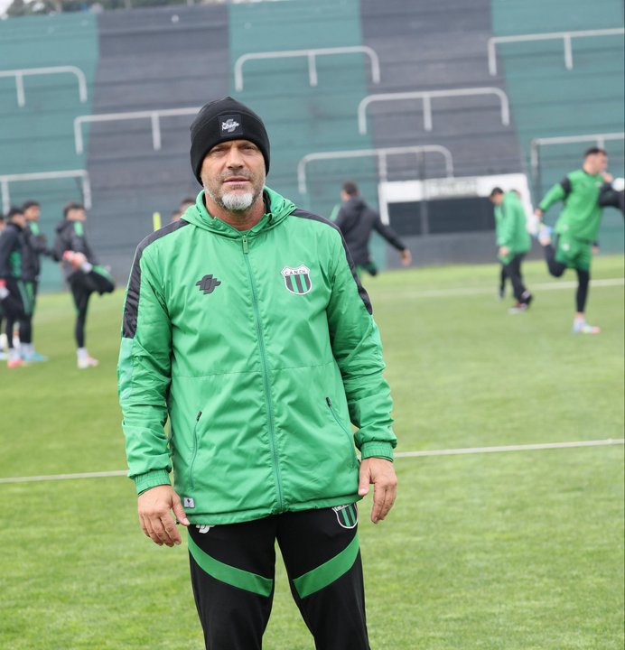 Escudo de Nueva Chicago y Midland en un campo de juego