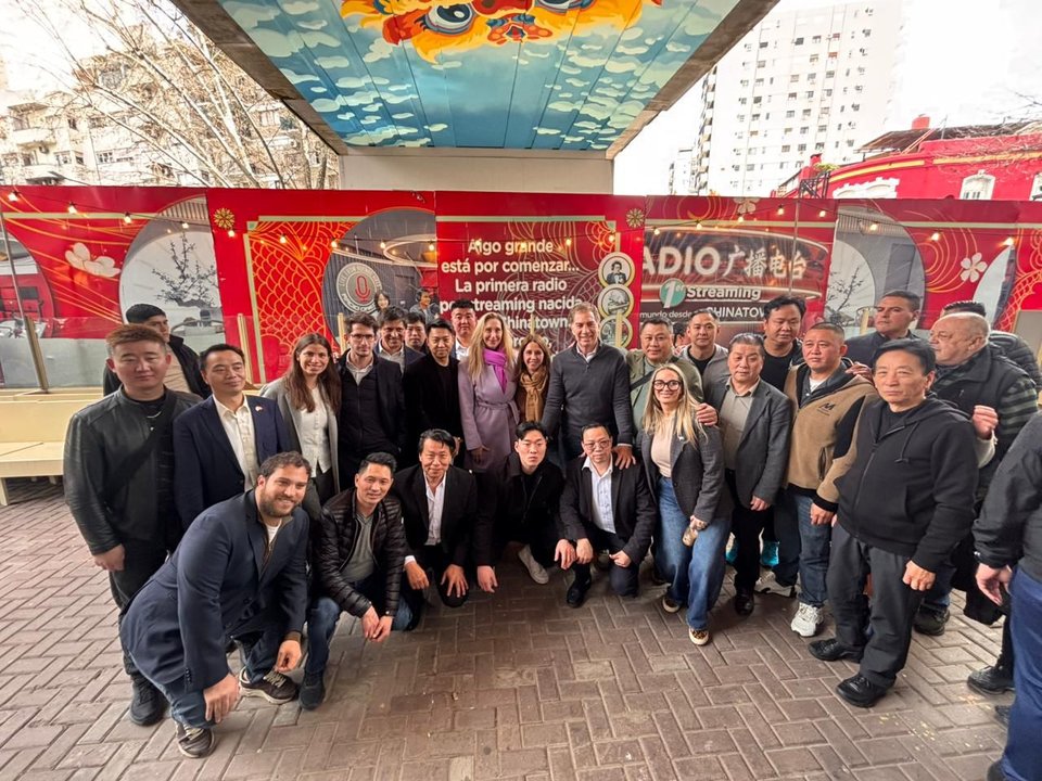 Karina Milei, Diego Santilli y Pilar Ramírez durante la recorrida por Vía Viva en Belgrano