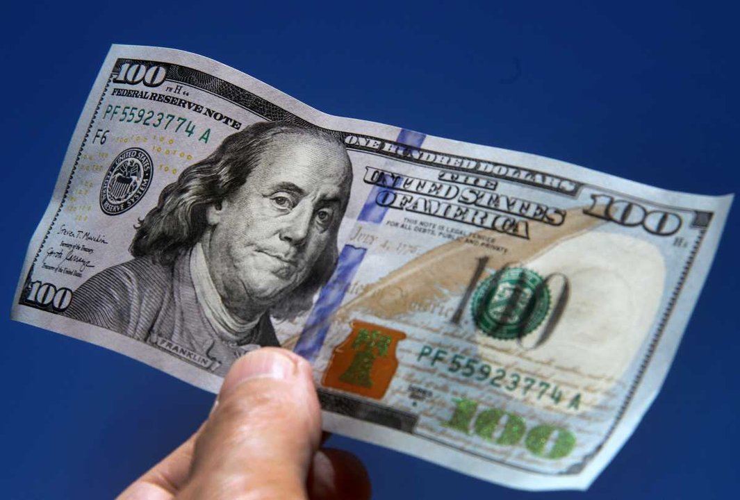 Pantalla con cotización del dólar en una casa de cambio