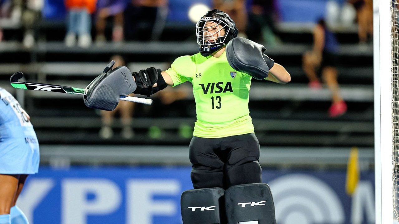 Cristina Cosentino celebra tras atajar penales decisivos para Las Leonas