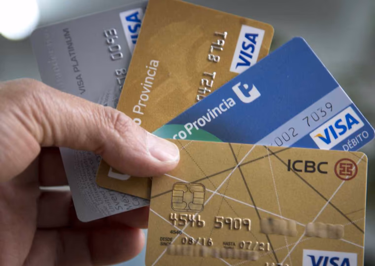 Dejó de crecer la morosidad en bancos y tarjetas, pero sigue siendo alta.