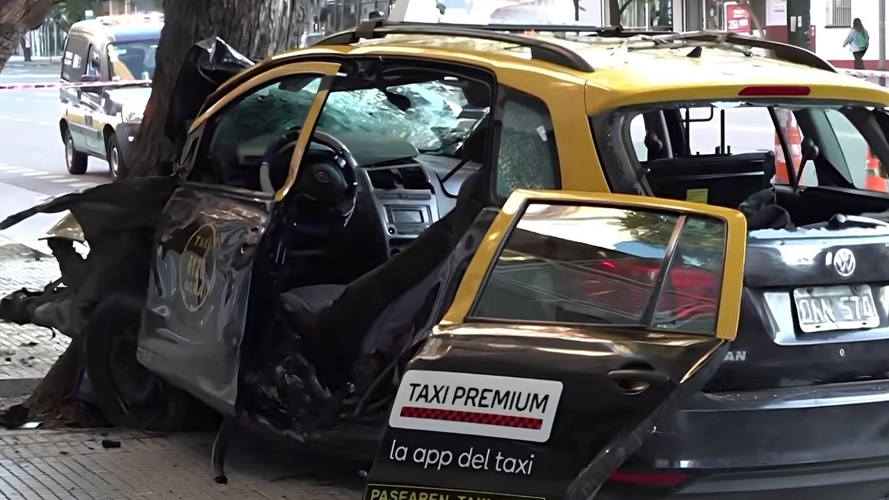 Un taxi se descontroló en Belgrano y se incrustó de lleno contra un árbol