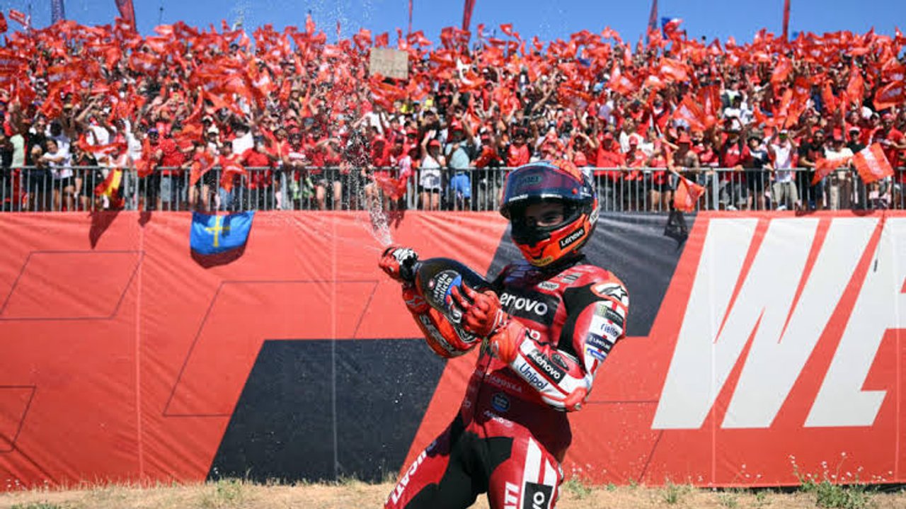 Marc Márquez celebra su victoria en el Gran Premio de Aragón de MotoGP