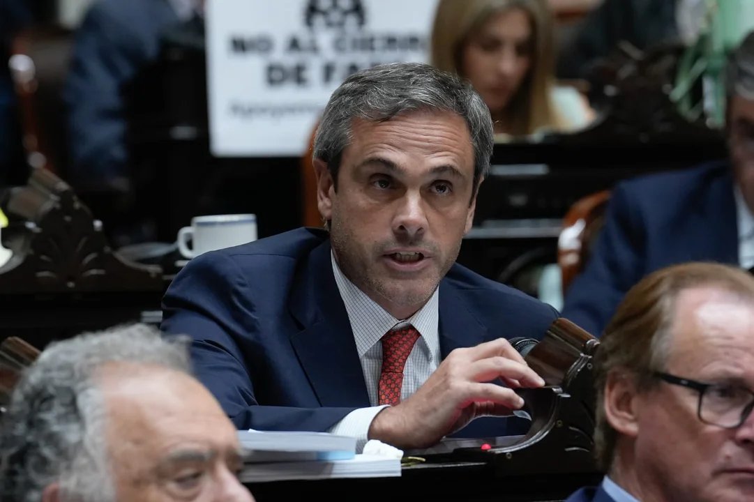 Guillermo Michel critica el superávit fiscal y alerta sobre la economía dual