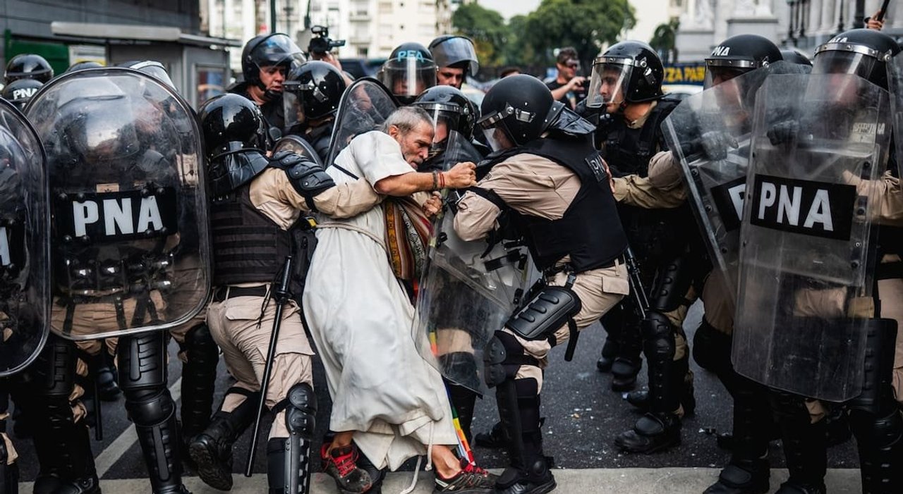 Un fotógrafo argentino fue premiado por una impactante imagen de la represión en el Congreso