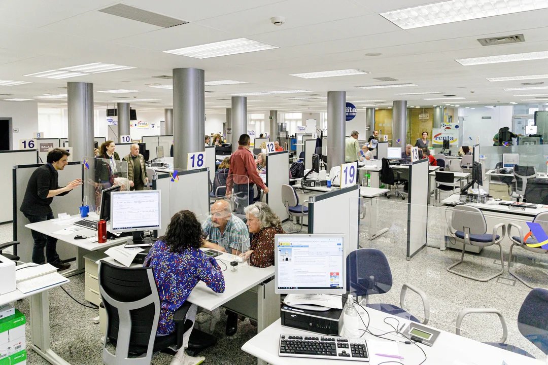 El Gobierno anuncia aumentos salariales y un bono extraordinario para estatales