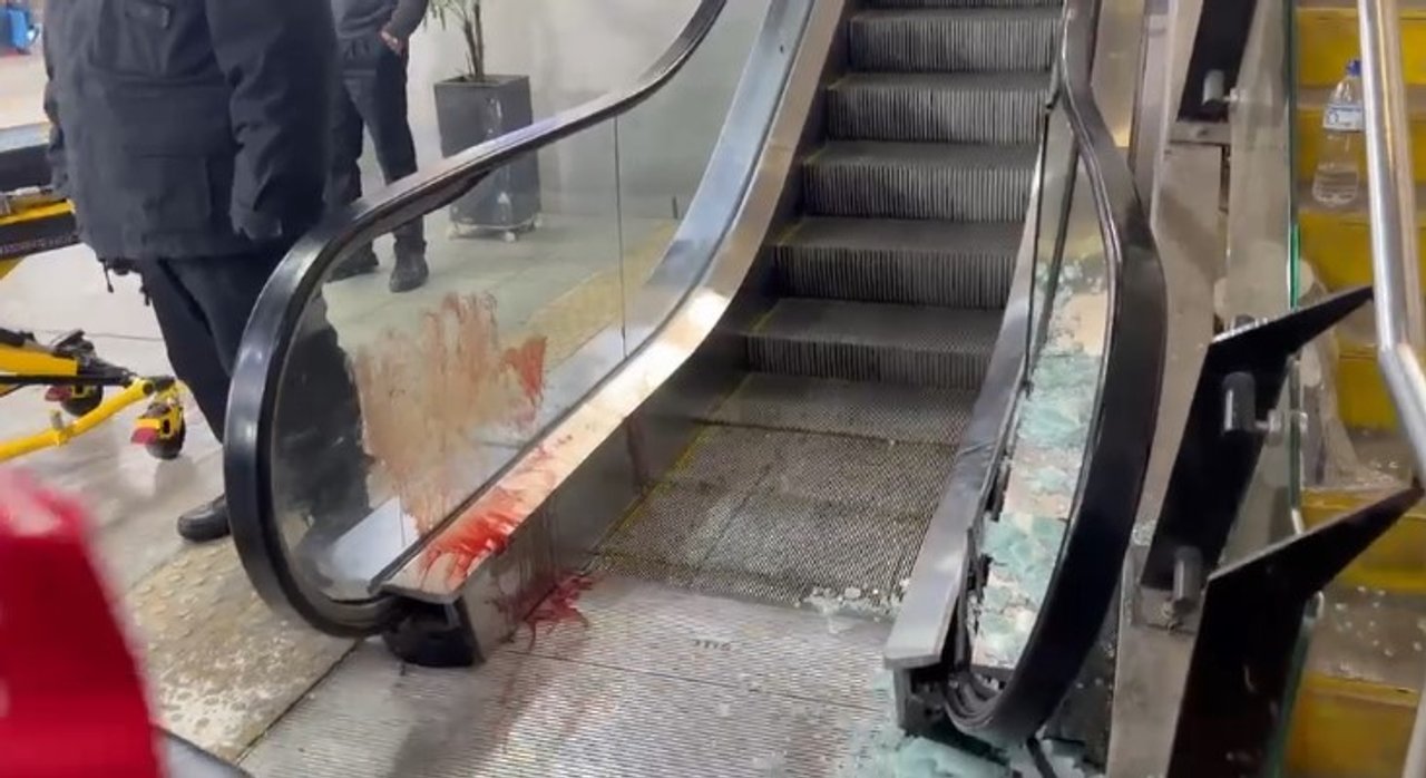 Operativo de emergencia en la estación Sáenz tras el colapso de una escalera mecánica