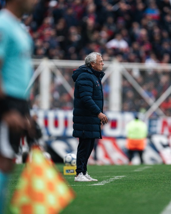 San Lorenzo evalúa el futuro de Pipo Gorosito tras la caída ante Instituto