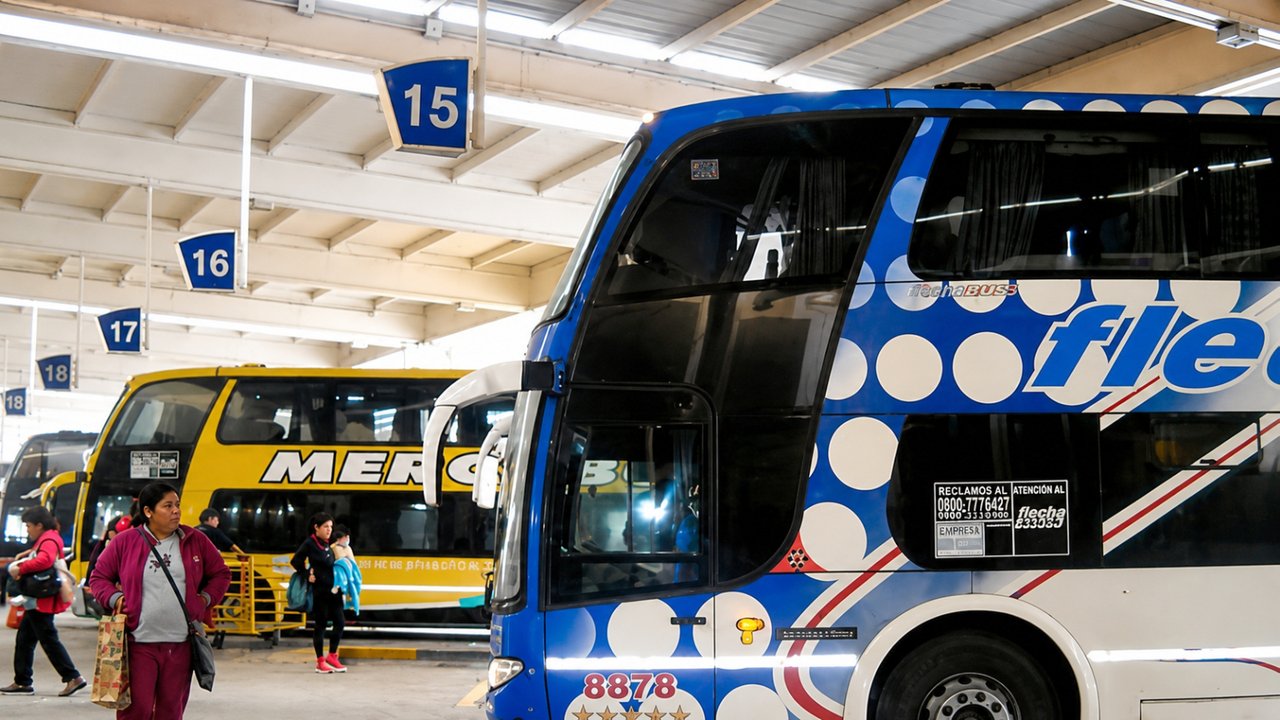 Pasajeros abordando un colectivo de larga distancia en terminal