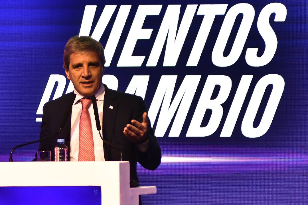 Luis Caputo acusó a los industriales de vender bienes caros y de menor calidad a los argentinos