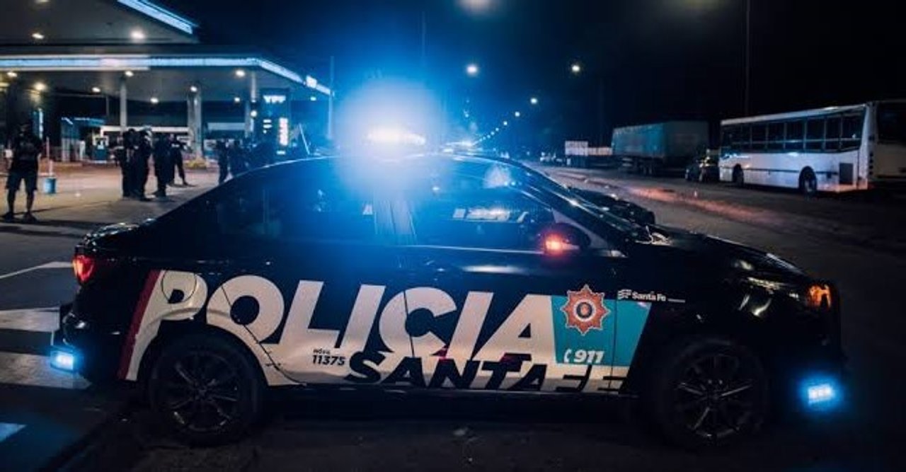 Hombre intenta asesinar a su pareja y luego se entrega a la policía