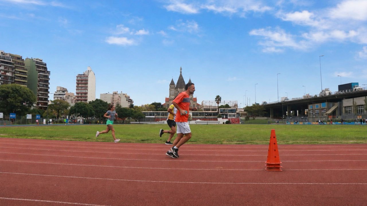Cierre temporal de la pista de atletismo en Parque Chacabuco por renovación