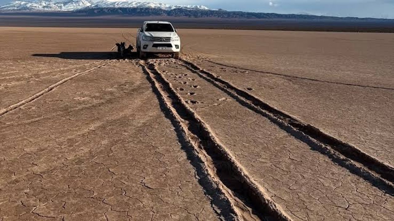 La camioneta atrapada en Pampa de Leoncito sigue sin ser retirada un mes después