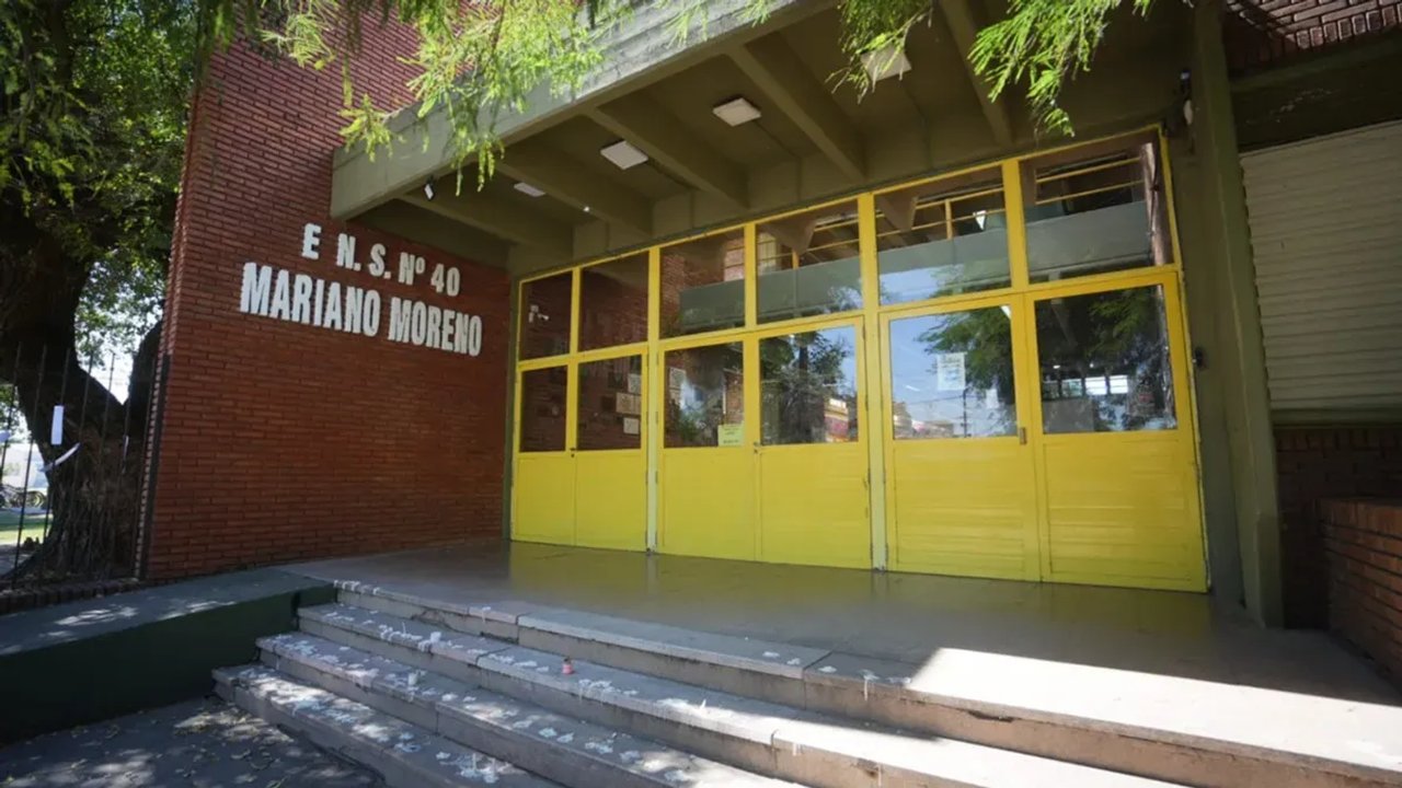 Estudiantes saltan del primer piso tras una explosión en una escuela de Santa Fe
