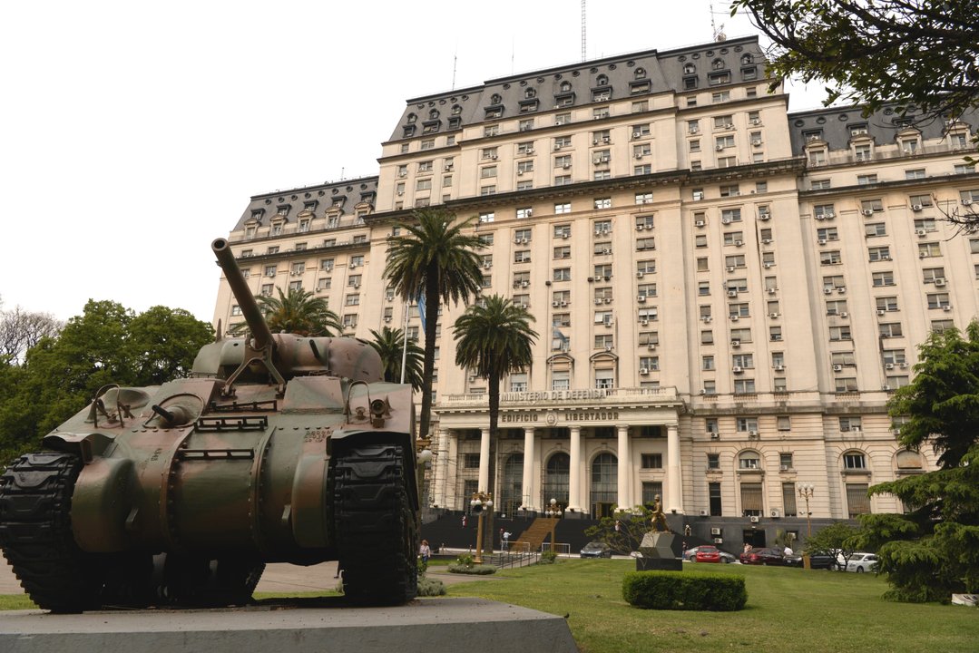 Milei modificó por DNU el Presupuesto para Defensa e inteligencia