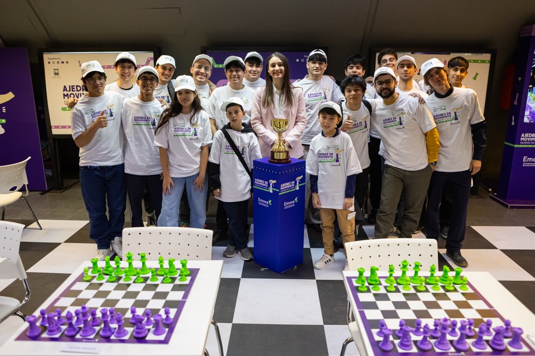 Candela Francisco, campeona mundial de ajedrez, entregó la Copa Emova en el Subte