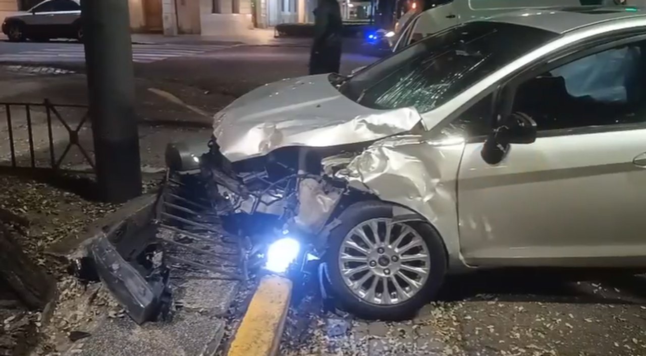 Fuerte choque entre dos autos en avenida del Libertador en Palermo