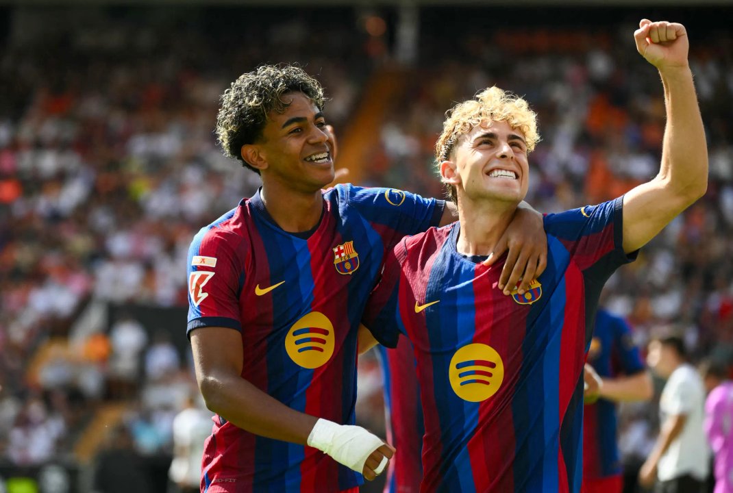 Festejo de los jugadores de Barcelona tras la goleada a Valencia