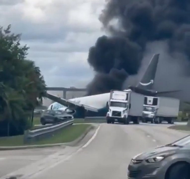 Alarma en Estados Unidos: un avión de carga se estrelló cerca del aeropuerto de Miami