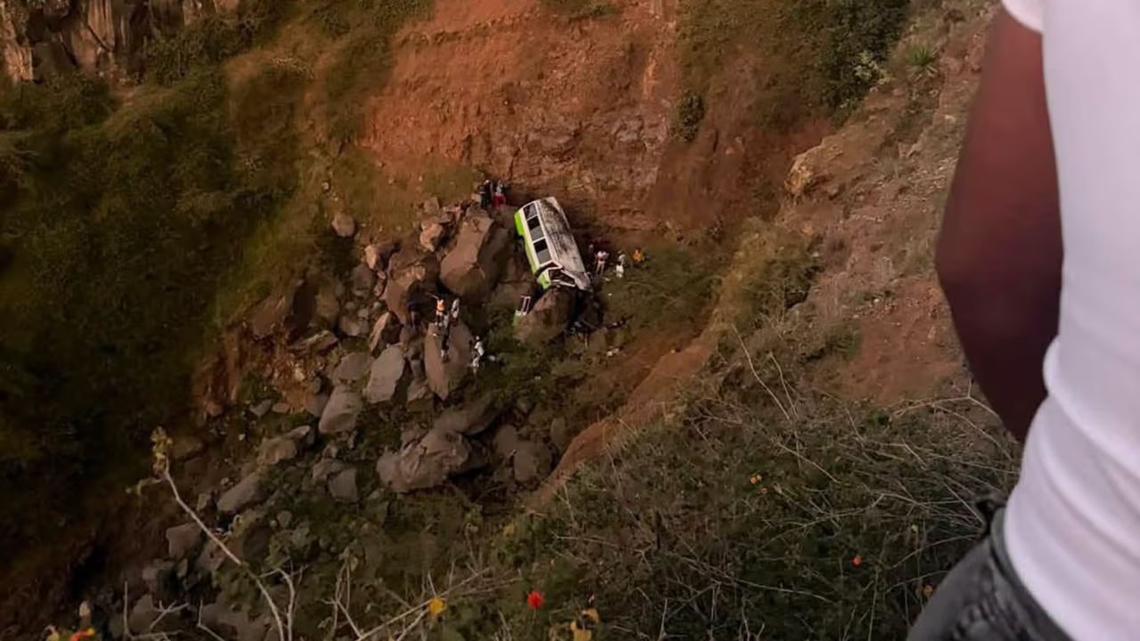 Al menos 25 muertos, en su mayoría niños y adolescentes, al caer un autobús por un barranco en Cabo Verde