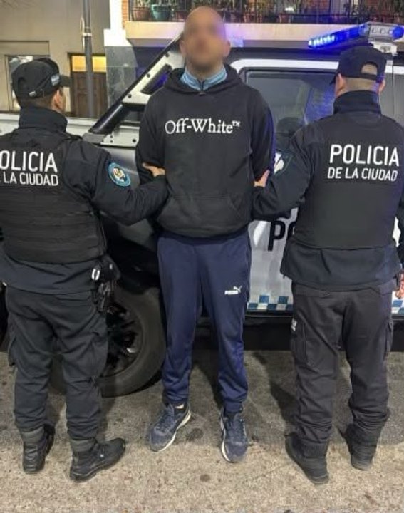Detuvieron a un hombre que atacó a cuchillazos a dos clientes en una estación de servicio en Recoleta