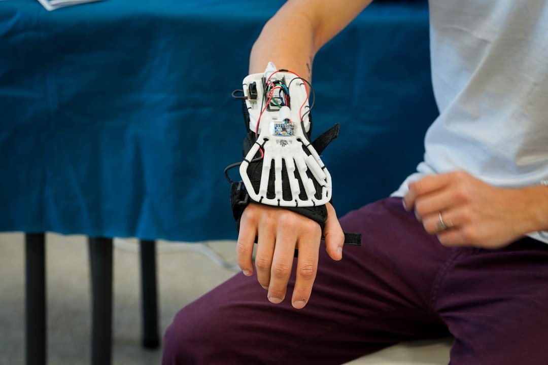 Estudiantes cordobeses crearon una mano robótica para personas con Parkinson y artritis: cómo funciona