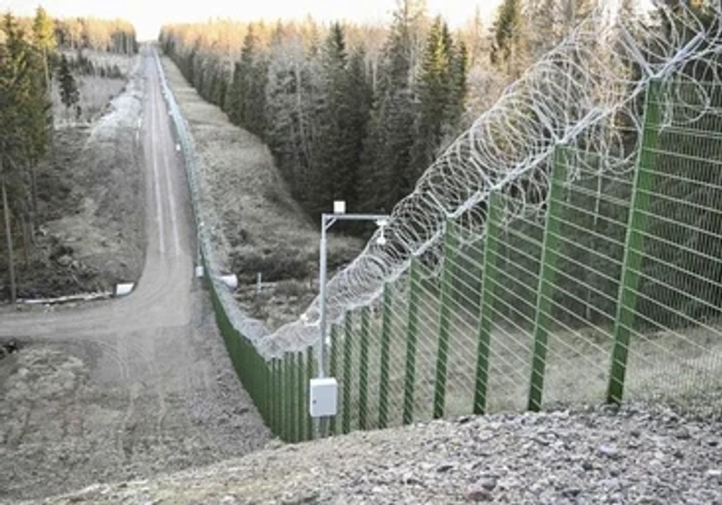 Finlandia finaliza valla de 200 kilómetros a lo largo de la frontera con Rusia