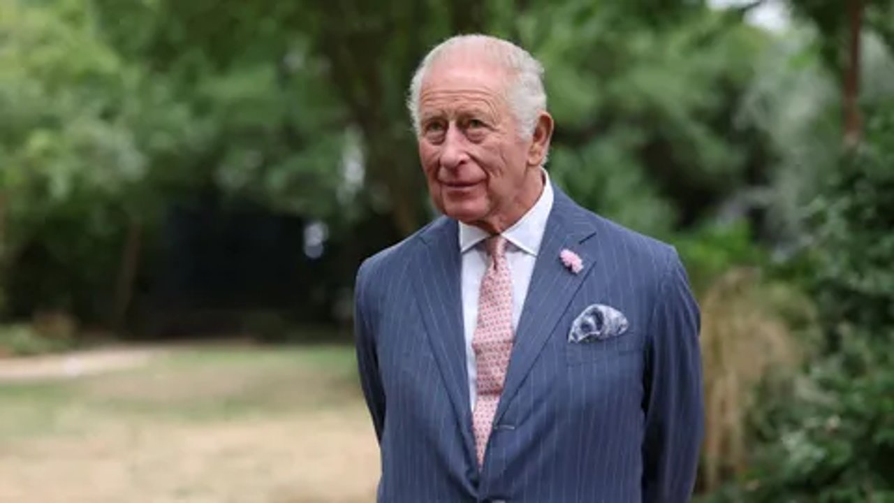 El rey Carlos III junto al príncipe Enrique y Meghan Markle en un acto oficial