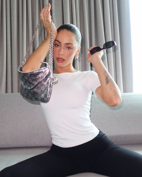 Tini Stoessel posando con una cartera de lujo Gucci