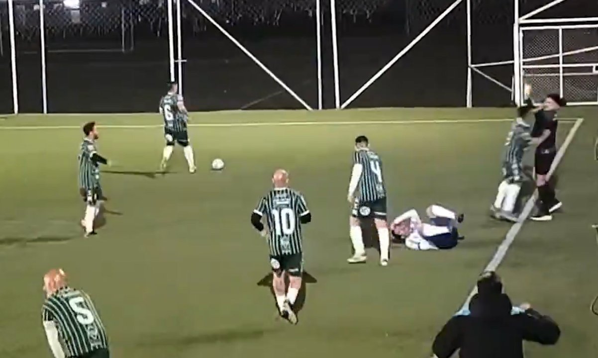 Brutal agresión a un juez de línea en un partido entre Racing y San Miguel: expulsaron al jugador “de por vida”